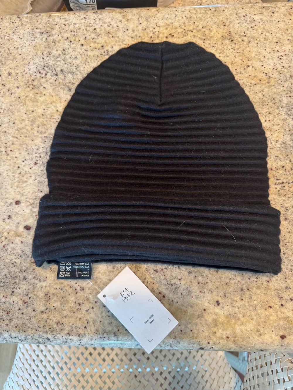 Streamlined Ribbed Black Beanie - Picture 4 of 5